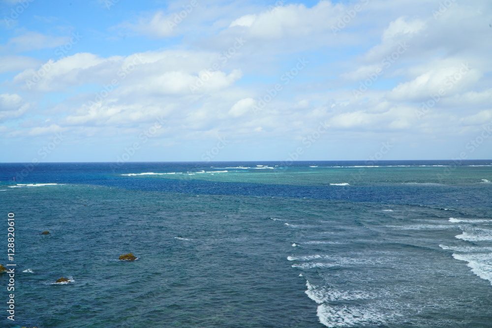 沖縄県宮古島　東平安名崎灯台から見た太平洋　11月の強い季節風に波立つ海の風景