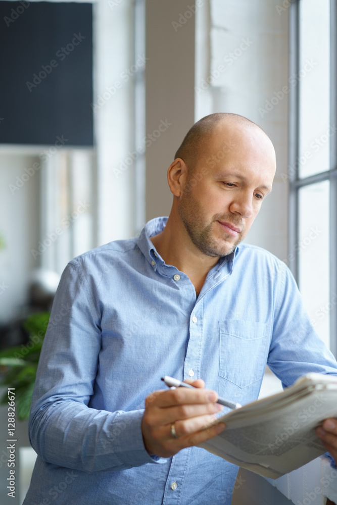 mann markiert etwas in der zeitung mann markiert etwas in der zeitung