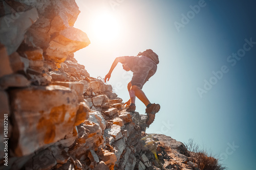 Foto Hiker crossing rocky terrain in the Bryce Canyon National Park, USA