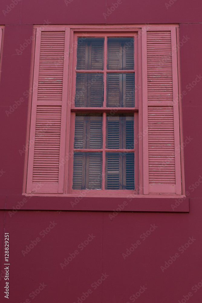 Fenster mit roter Blende Fenster mit roter Blende