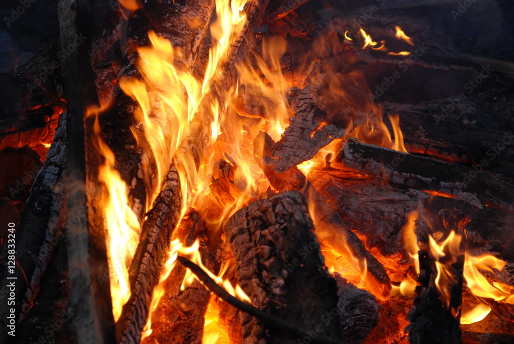 Heiße Glut und Flammen im Lagerfeuer Heiße Glut und Flammen im Lagerfeuer