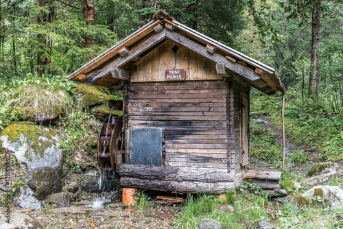 Kleine Wassermühle im Wald zwischen Bäumen und Felsbrocken © Andy Ilmberger