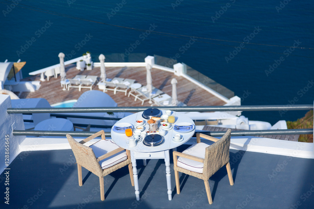 Obraz premium Balcony with breakfast in Firostefani, Santorini at sunrise