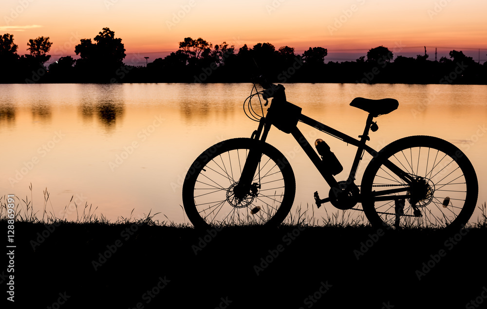 Fototapeta premium Silhouette bicycle on sunset background