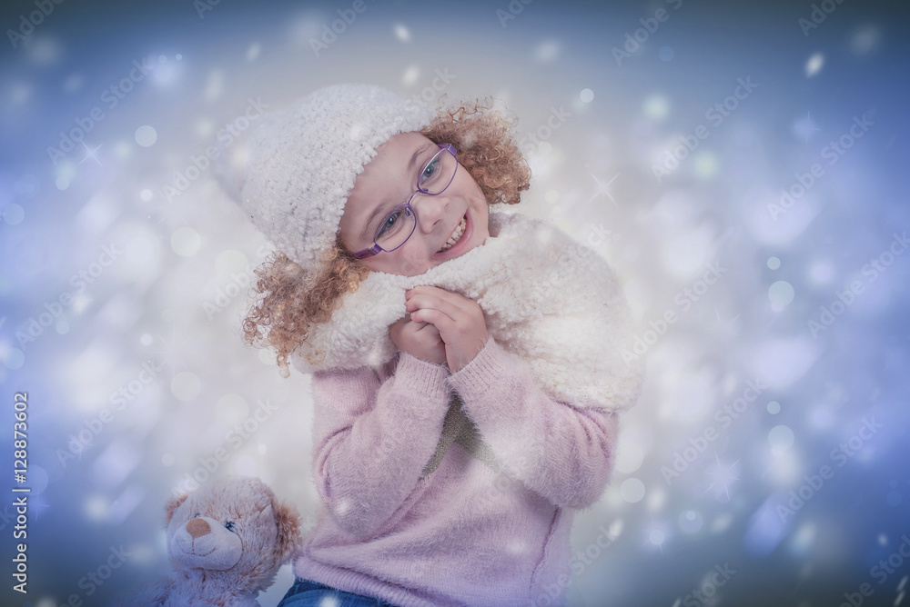 Mädchen mit Schal und Mütze im Winter Mädchen mit Schal und Mütze im Winter