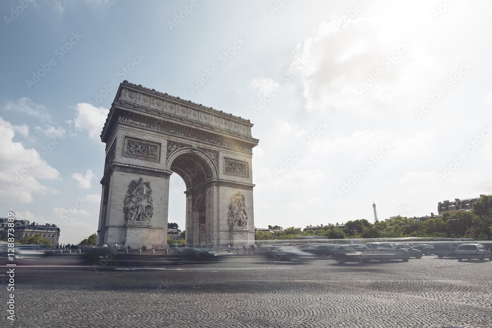 Fototapeta premium Traffic around Arc de Triomphe - Paris