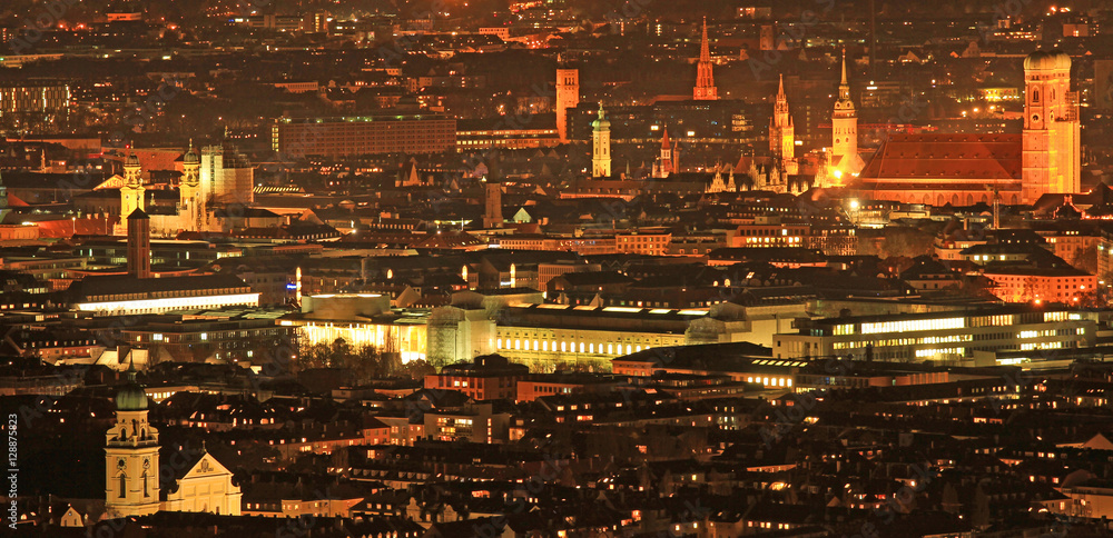 München bei Nacht Stock-Foto | Adobe Stock