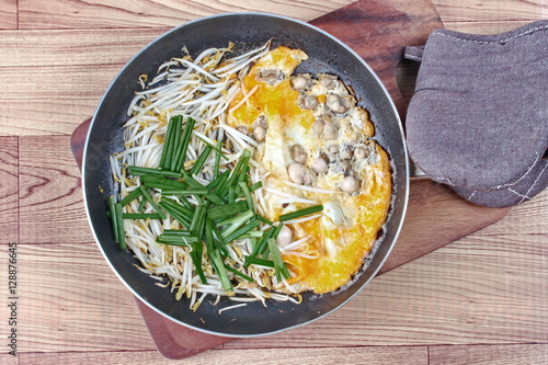 Billede på lærred Ready fried oyster omelet ,Hoi Tod Khai, served in pan.