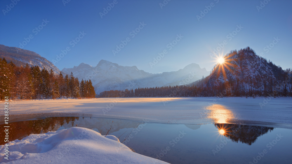 Obraz premium Winterlicher Almsee im Zauberhaften Licht