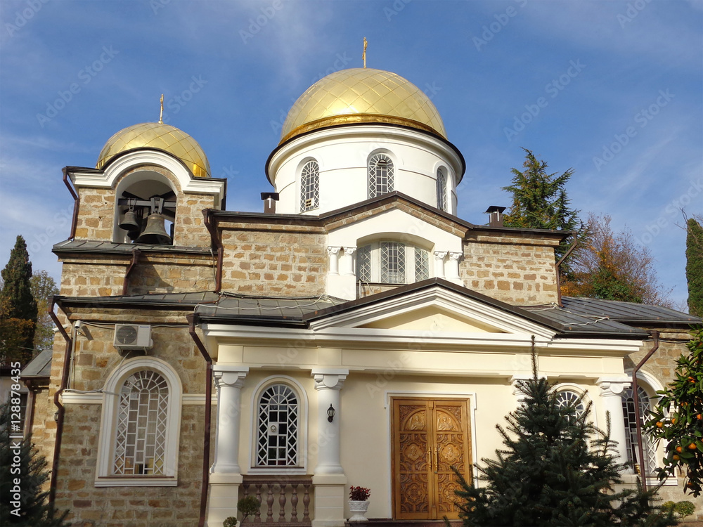 Храм Преображения Господня в Сочи, православная церковь на фоне голубого неба