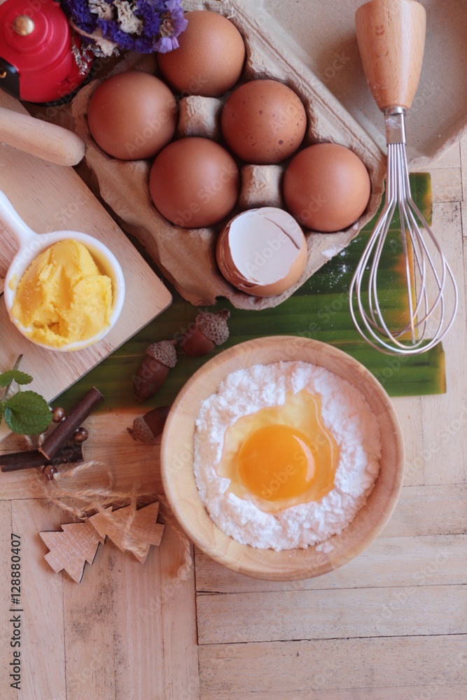Making egg tart is delicious and egg. Making egg tart is delicious and egg.