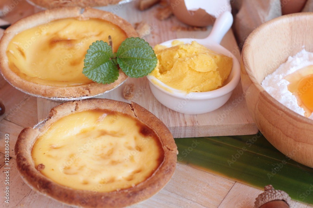 Making egg tart is delicious and egg. Making egg tart is delicious and egg.