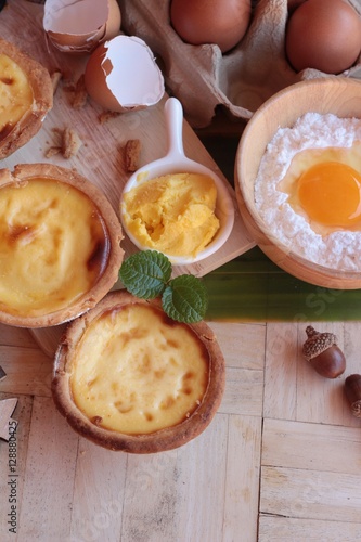 Making egg tart is delicious and egg.