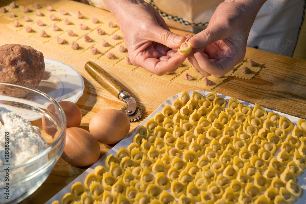 Ταπετσαρία tortellini fatti a mano e alcuni ingredienti
