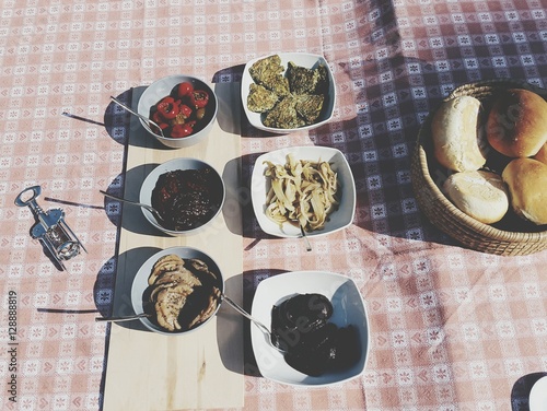 Tavola apparecchiata per il pranzo su una tovaglia di carta photo