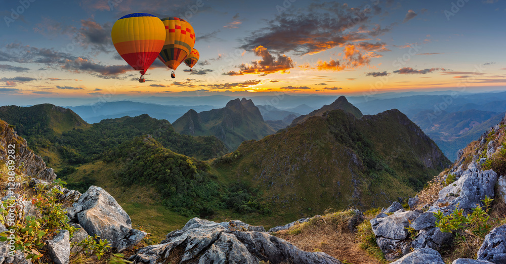 Obraz premium Colorful hot air balloons flying over on Doi Luang Chiang Dao