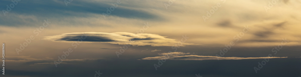 Obraz premium Ovni Clouds at Sunset, Panoramic Shot