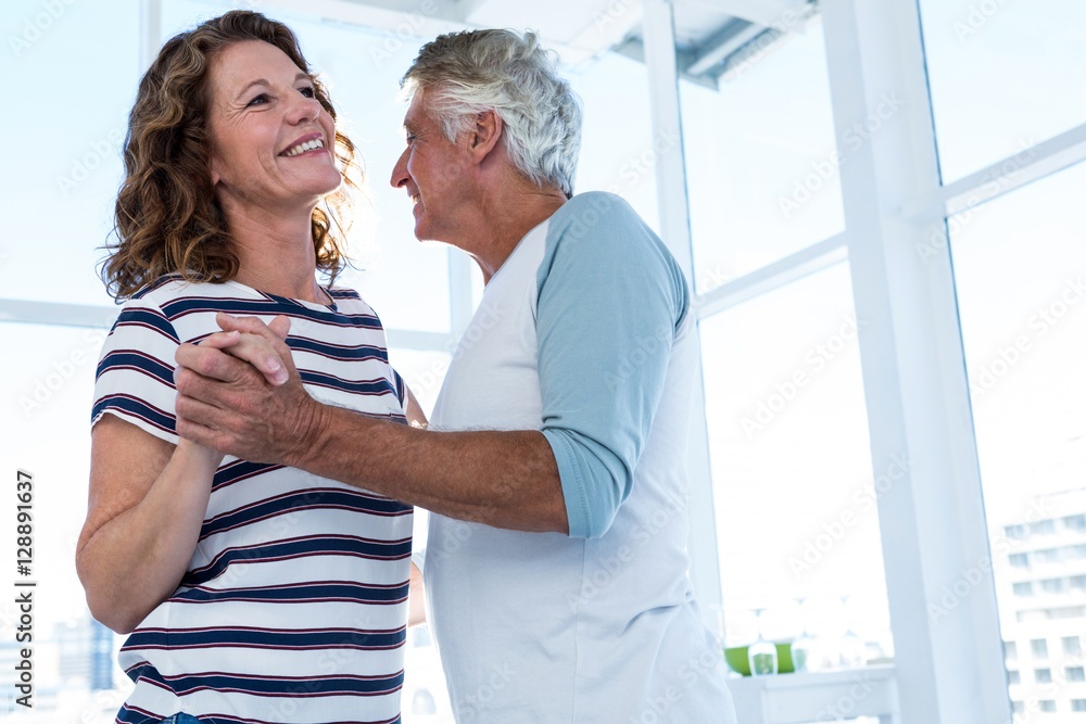 Obraz premium Smiling couple dancing at cafe