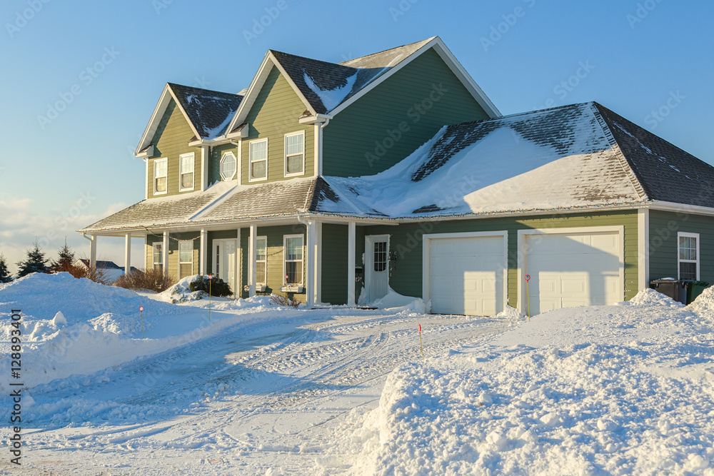 Naklejka premium Winter home in north American neighborhood.