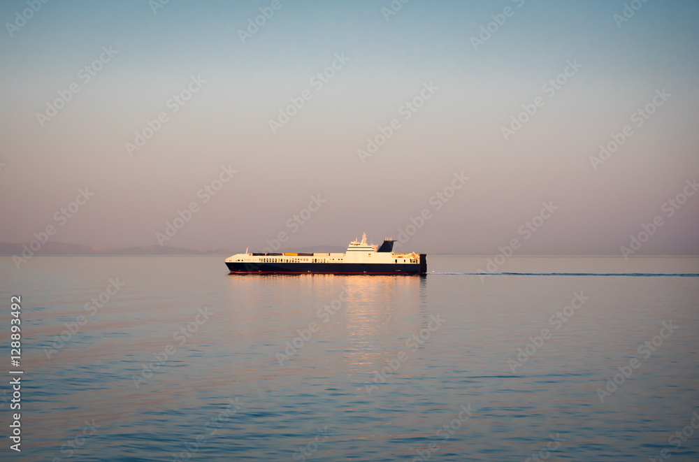 Obraz premium Container bulk carrier ship in a clam sea at dawn