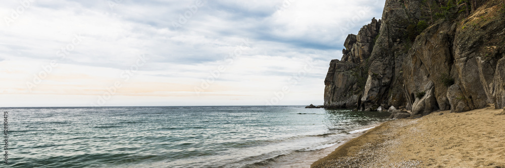 Скалы окружают песчаное побережье