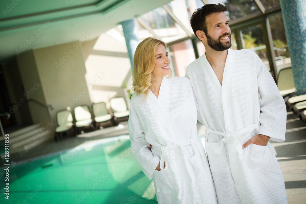 Obraz premium Couple enjoying spa wellness treatments