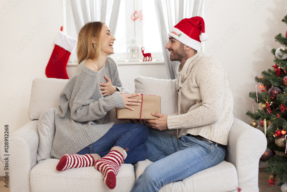 Obraz premium Couple with Christmas present