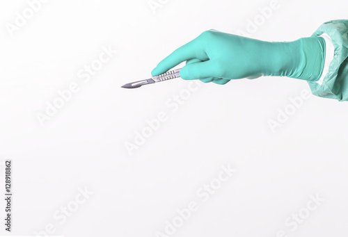 Surgeon hand witha scalpel Fototapet
