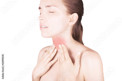 Donna con mal di gola o rossore e raffreddata