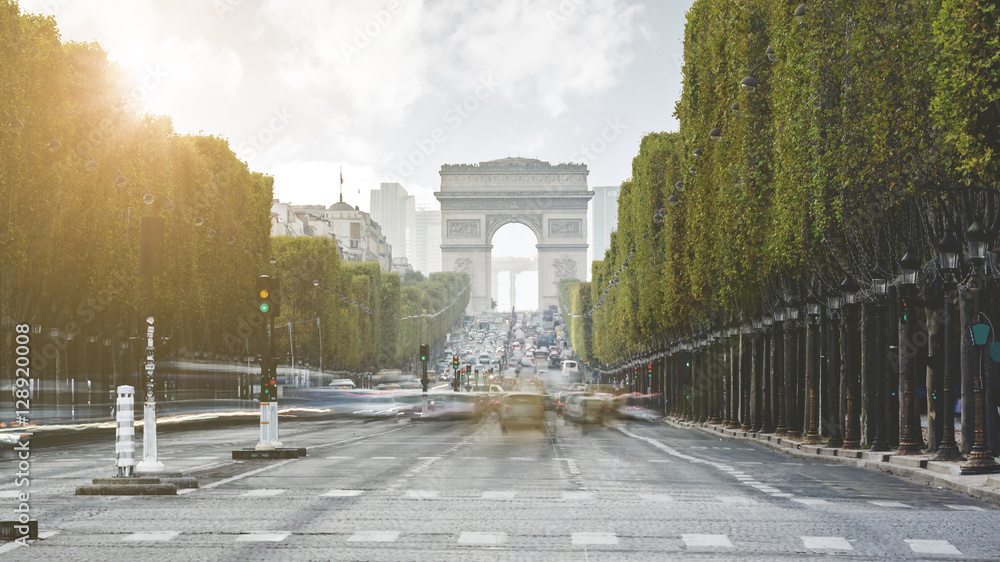 Fototapeta premium Wieczorne światło na Champs Elysees - Paryż