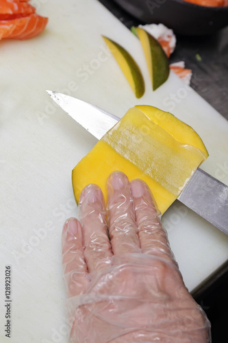 fabrication de sushis dans un restaurant par un cuisinier