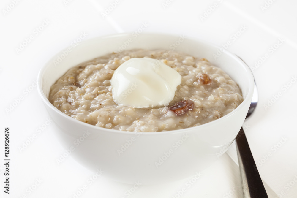 Small meal of porridge with yoghurt, includes half cup of oats, half ounce of sultanas, tablespoon of yoghurt, for a total of 197 calories, or 825 kilojoules. Small meal of porridge with yoghurt, includes half cup of oats, half ounce of sultanas, tablespoon of yoghurt, for a total of 197 calories, or 825 kilojoules.