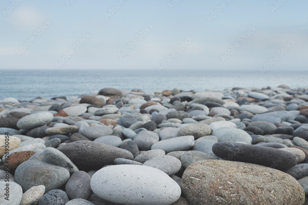 Naklejka kamień żwirowa plaża ocean tło