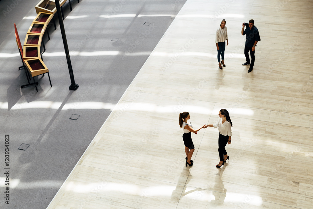 Obraz premium Young business people before starting work