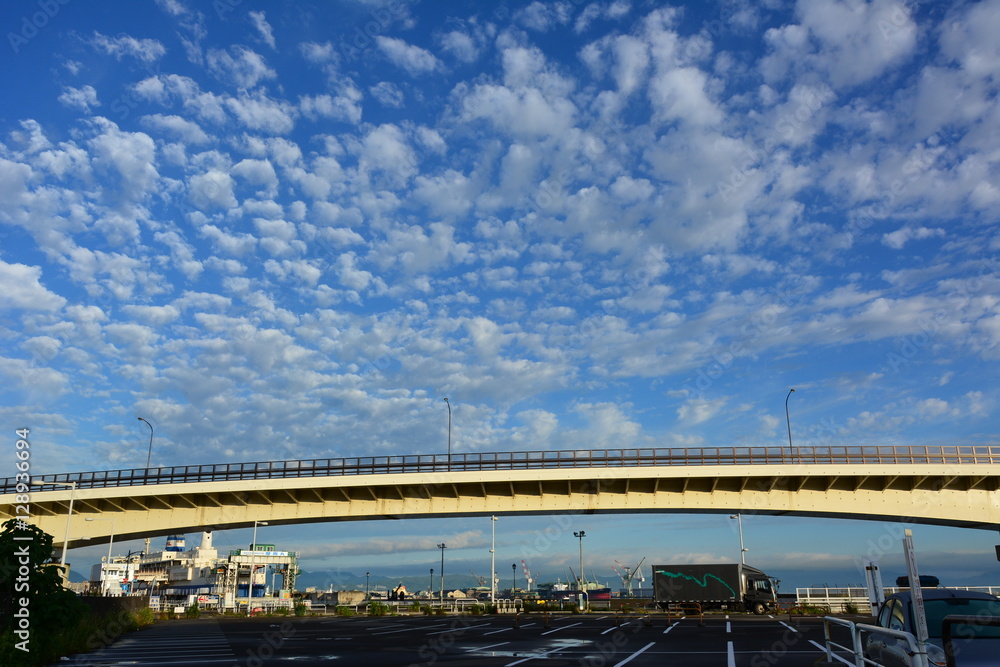 Landscape views, mountains, blue sky, fish, bridge.