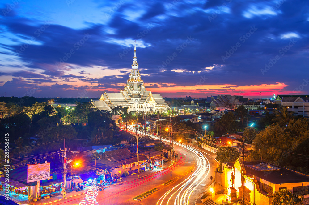 Obraz premium Zmierzch, Wat Sothon Wararam Worawihan, prowincja Chachoengsao, Tajlandia.