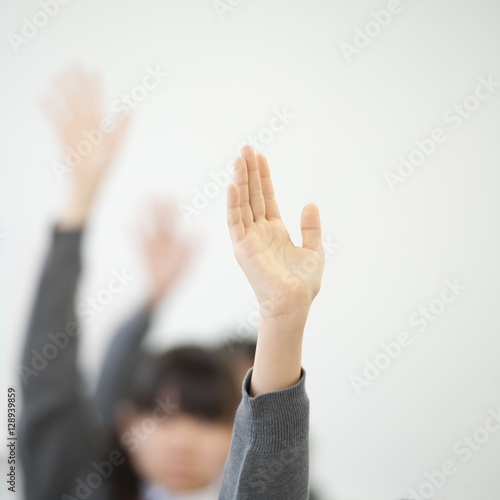 手を挙げる中学生の手元 © ohayou!