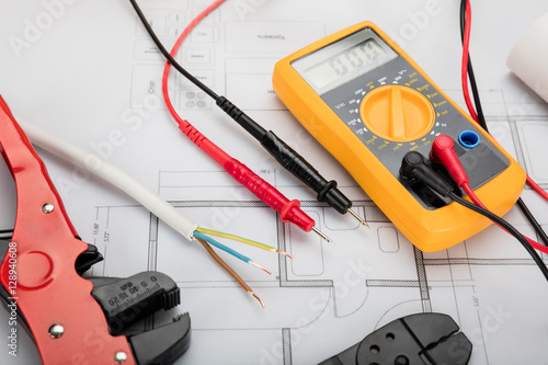 Fotografie Digital Multimeter On Blueprint