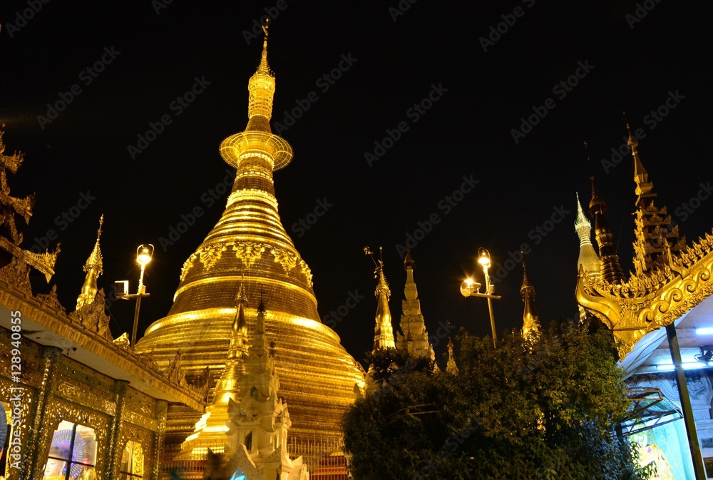 Naklejka premium Pagoda, buddha, landscape, sunset.