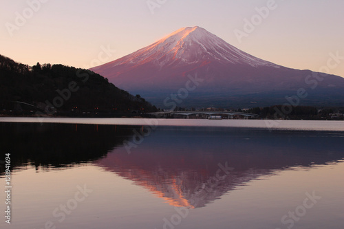 河口湖と富士山 © Tozawa
