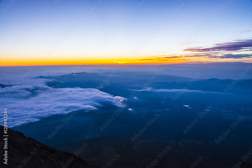 富士山頂から夜明け前の雲海