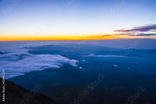 富士山頂から夜明け前の雲海