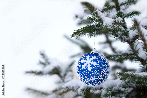 С Новым годом, Рождеством. \ Натуральная ель, снег, украшение ели-синий шар.