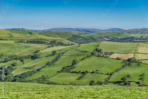 Die herrliche Hügellandschaft bei Trefeurig, Credigion in Wales © stylefoto24