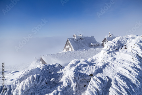 Fototapeta Naklejka Na Ścianę i Meble -  Mountain shelter on top of the hill