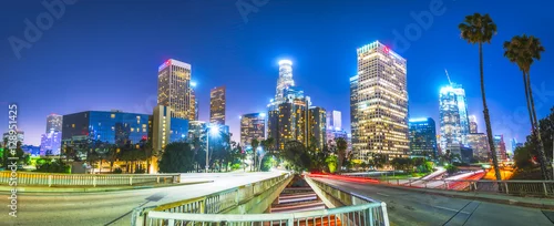 Obraz malowniczy widok na autostradzie w centrum Los Angeles w nocy, Kalifornia.