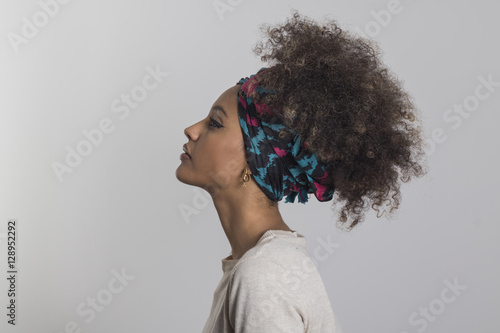 Mujer de perfil con peinado afro photo