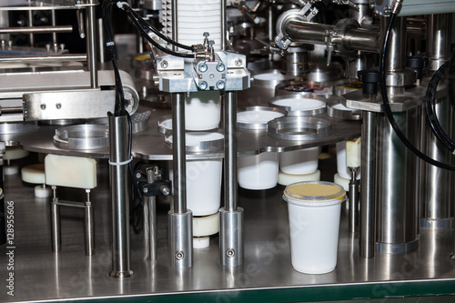 Filling and sealing machine in preformed plastic cups with plastic lid capping
