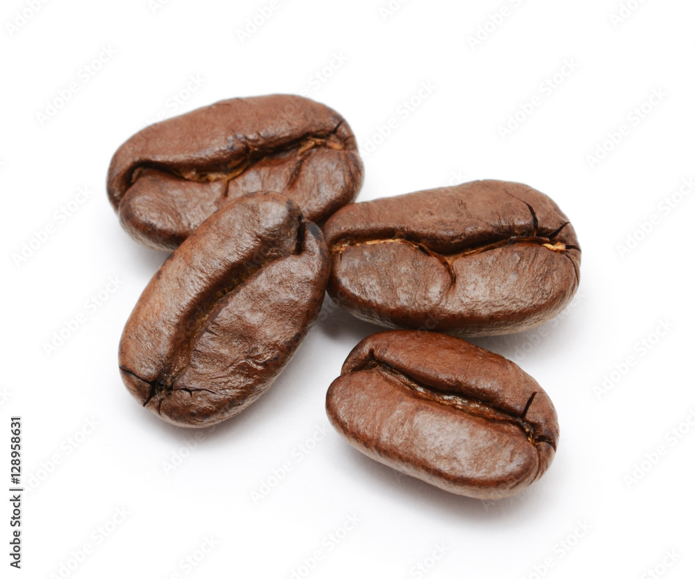 Obraz premium Coffee beans isolated on white background