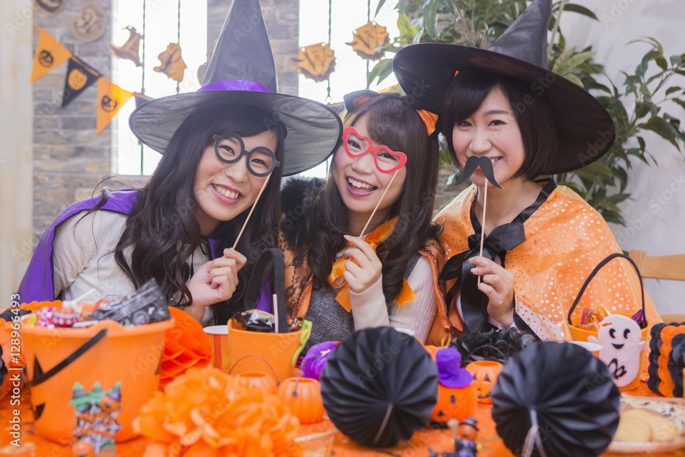 Obraz premium ハロウィンパーティーをする女性たち